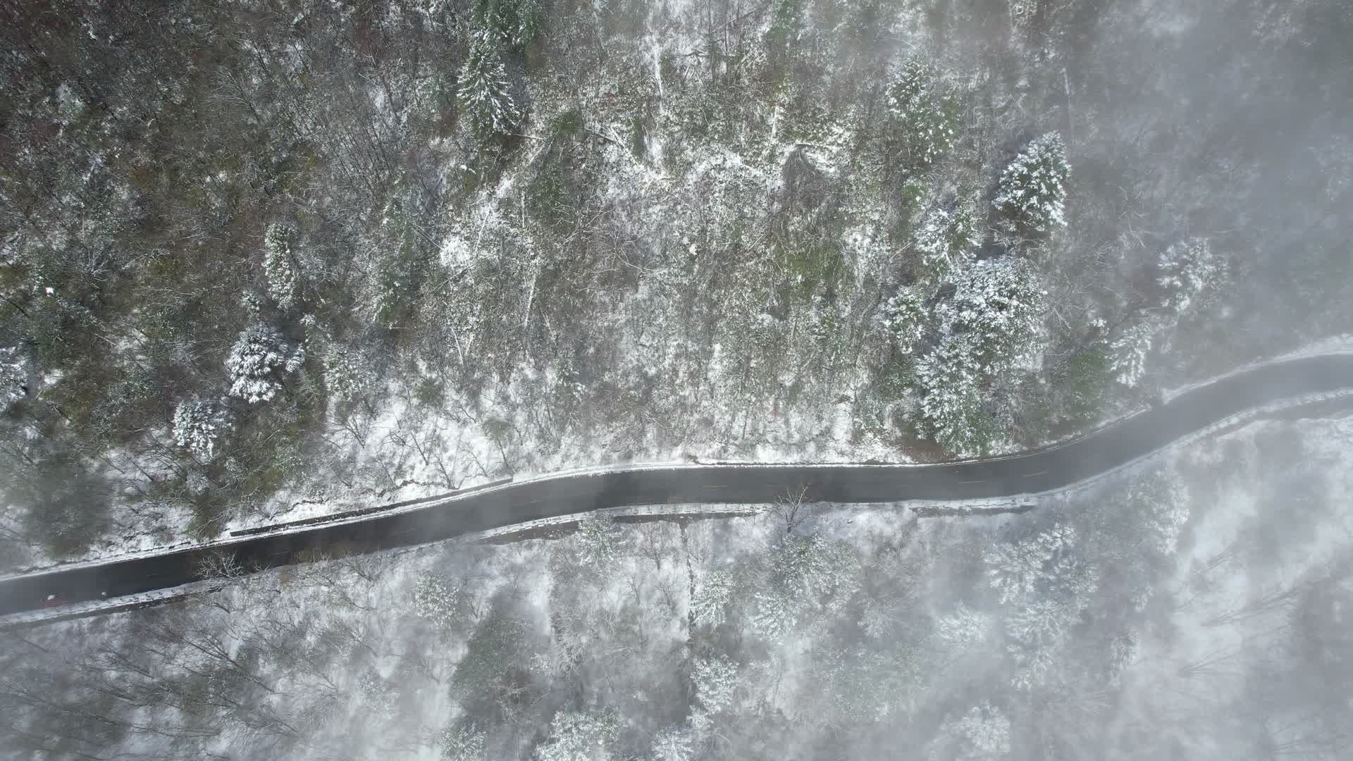 4K俯瞰道路公路雪花积雪航拍视频视频的预览图
