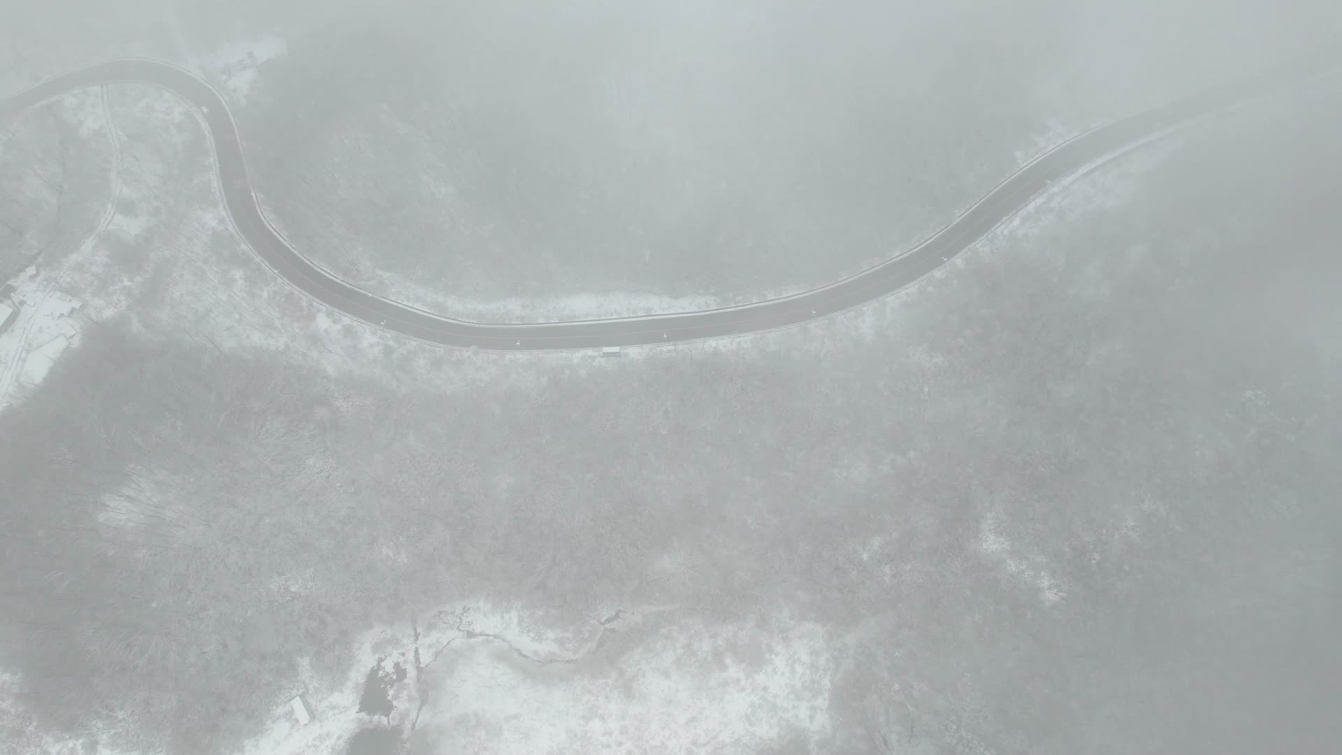 4K冬天雪白的山峰公路航拍视频视频的预览图