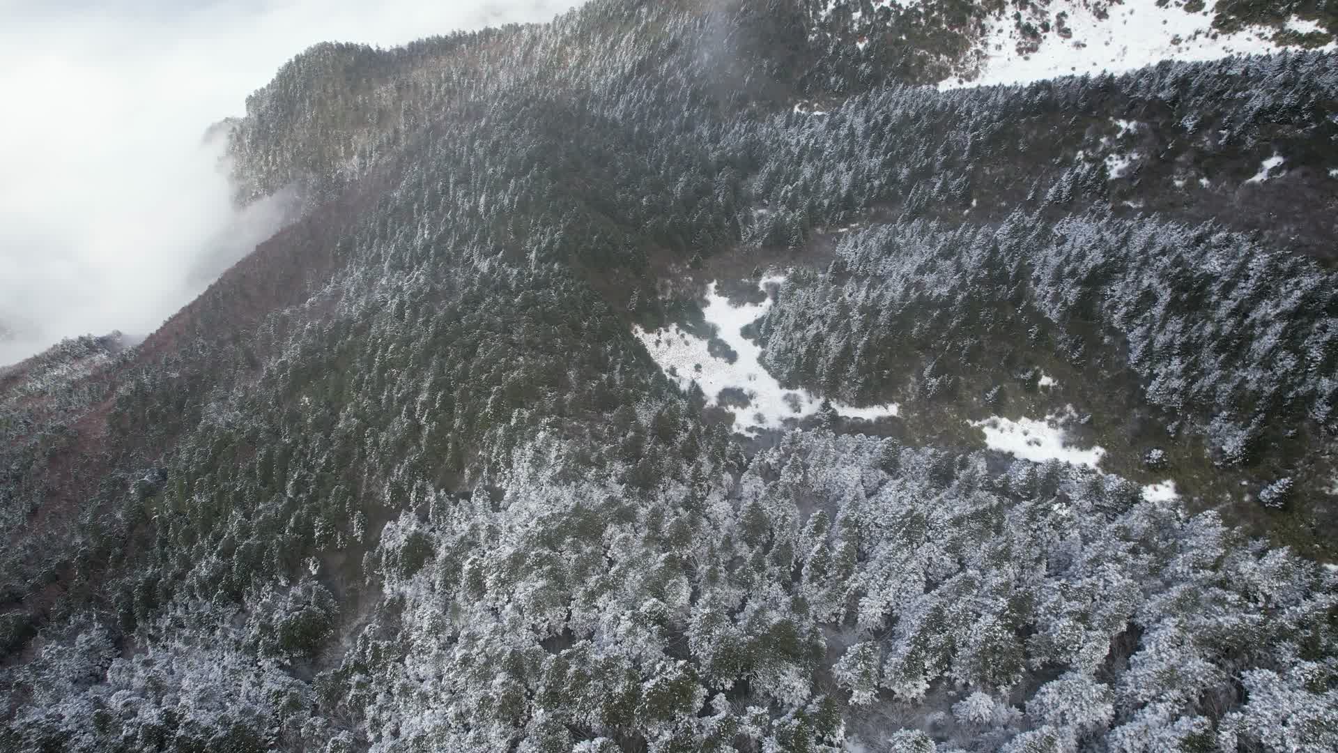 4K冬季下雪积雪后的山峰眺望云海航拍视频视频的预览图