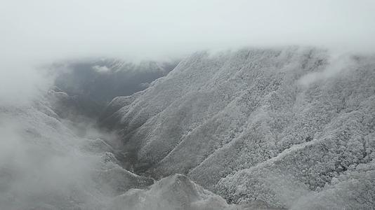 4K冬季山峰一望无际雪白山峰航拍视频视频的预览图