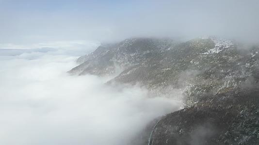 4K冬季山峰积雪云海自然风光航拍视频视频的预览图