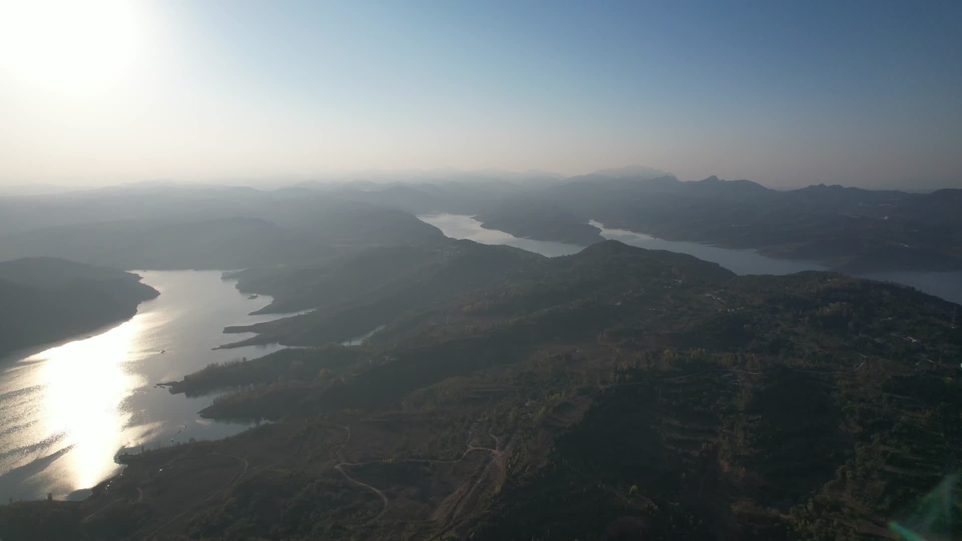 4K河南小浪底水库自然风光湖泊航拍视频视频的预览图