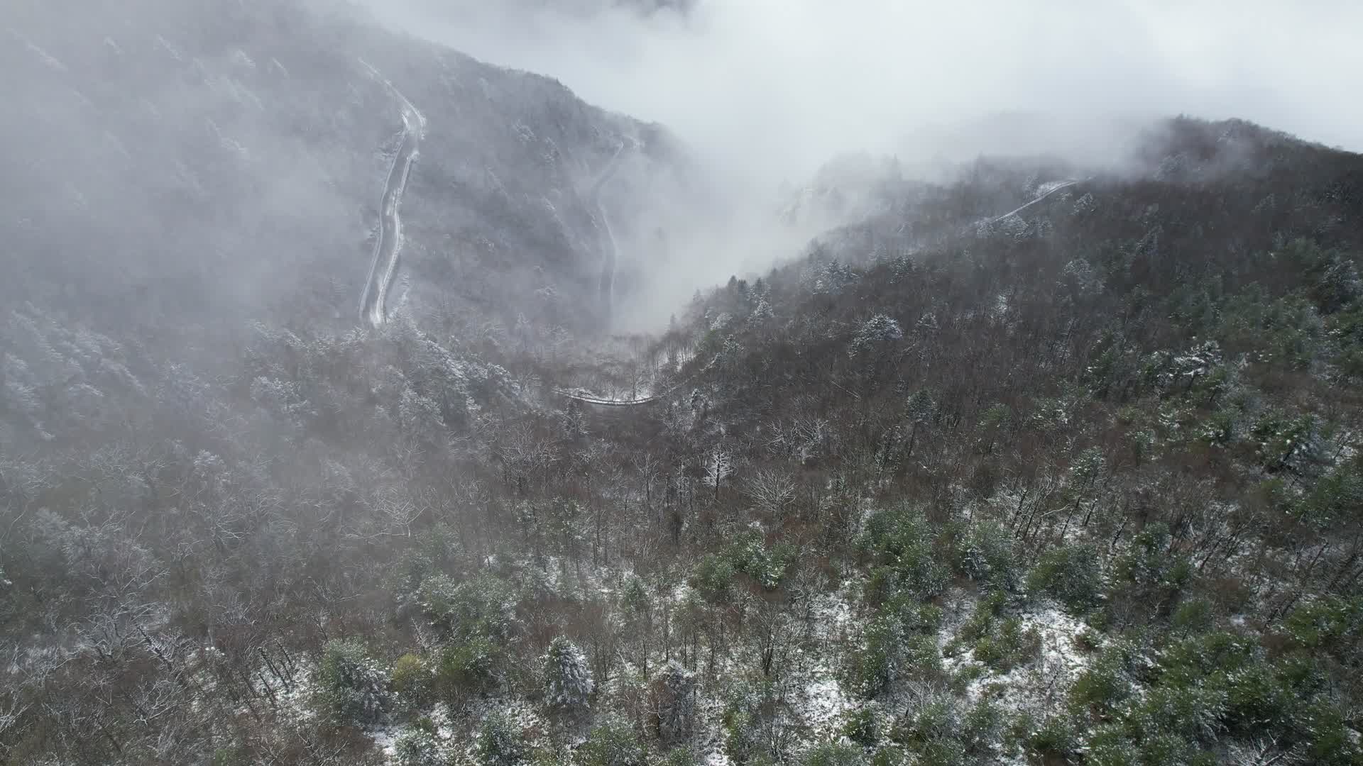 4K山峰眺望公路峡谷自然风光航拍视频视频的预览图