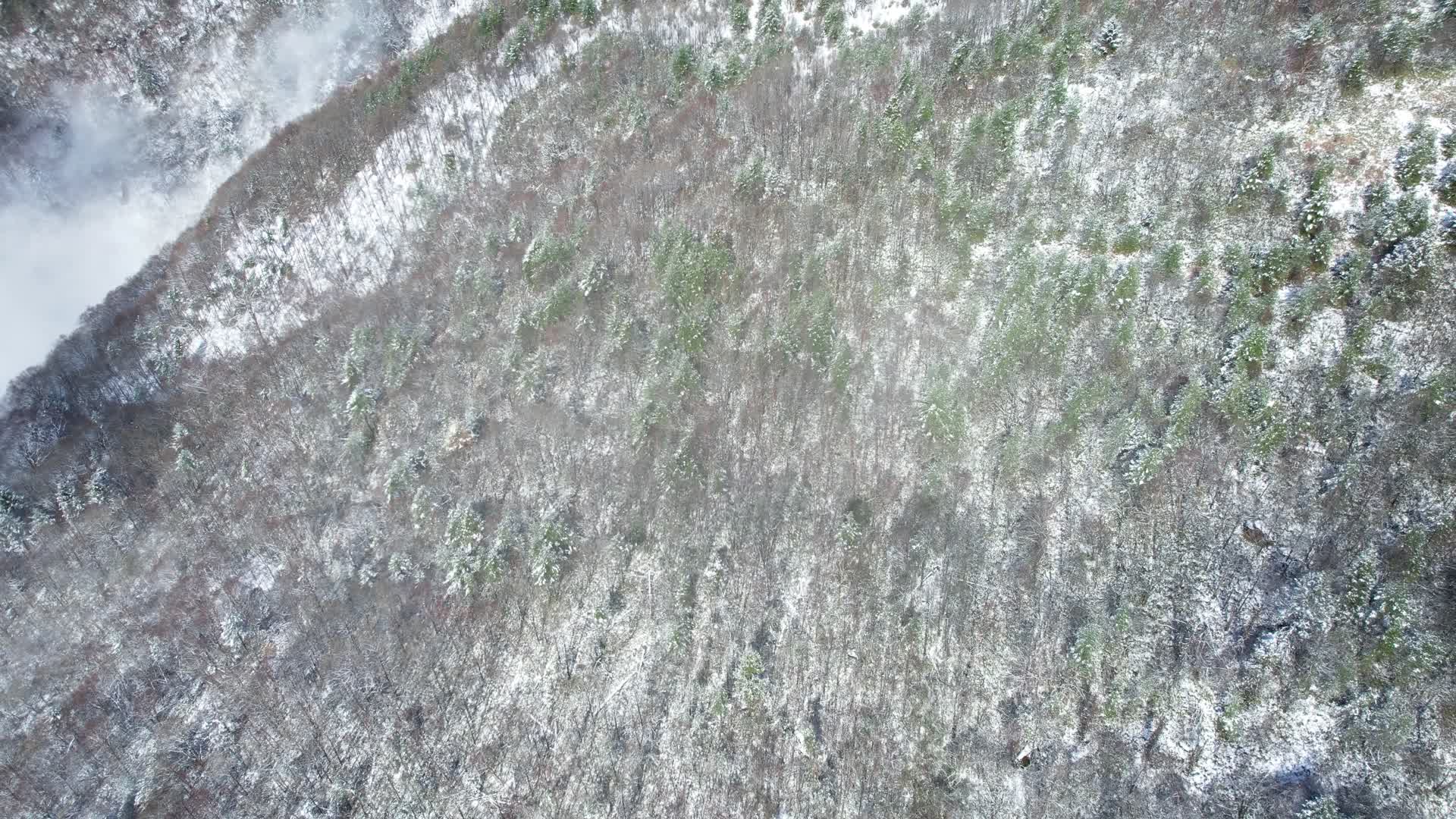 4K山峰山间上的积雪航拍视频视频的预览图