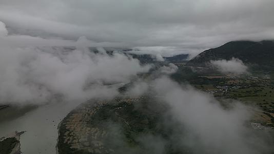 4K高清穿云航拍雅鲁藏布江大峡谷视频的预览图