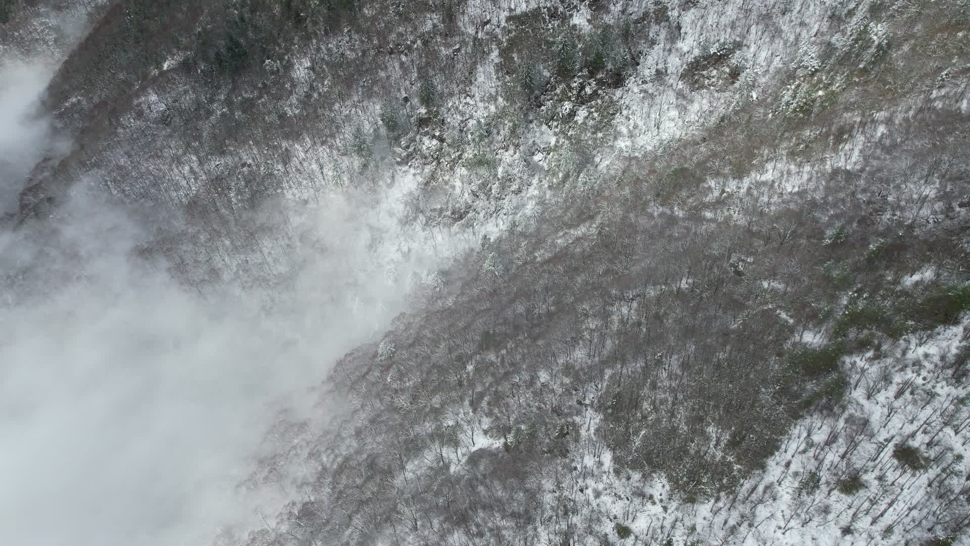 4K壮丽山峰冬天自然景色航拍视频视频的预览图