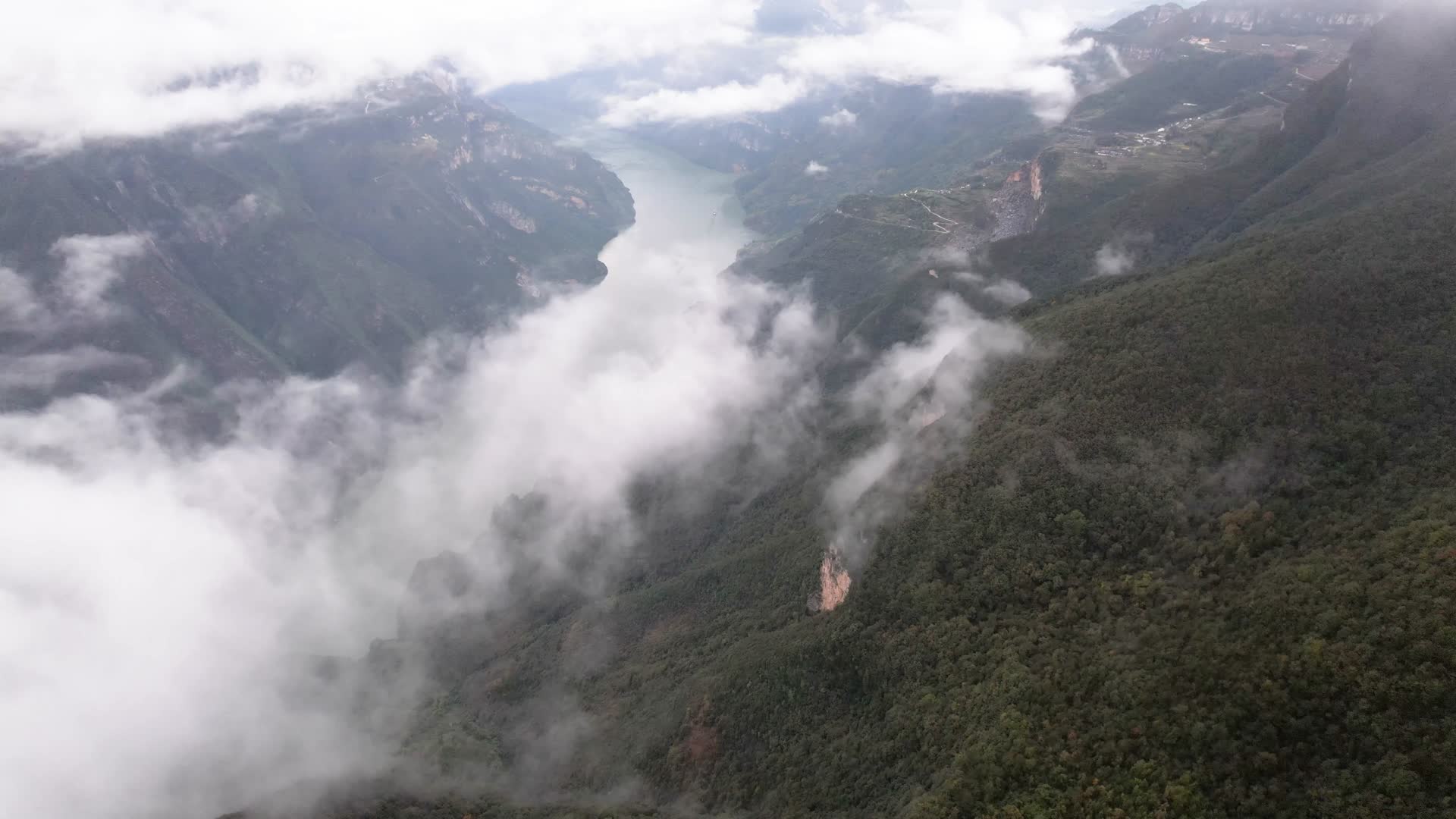 4K长江三峡巫峡长江河道自然风光航拍视频的预览图