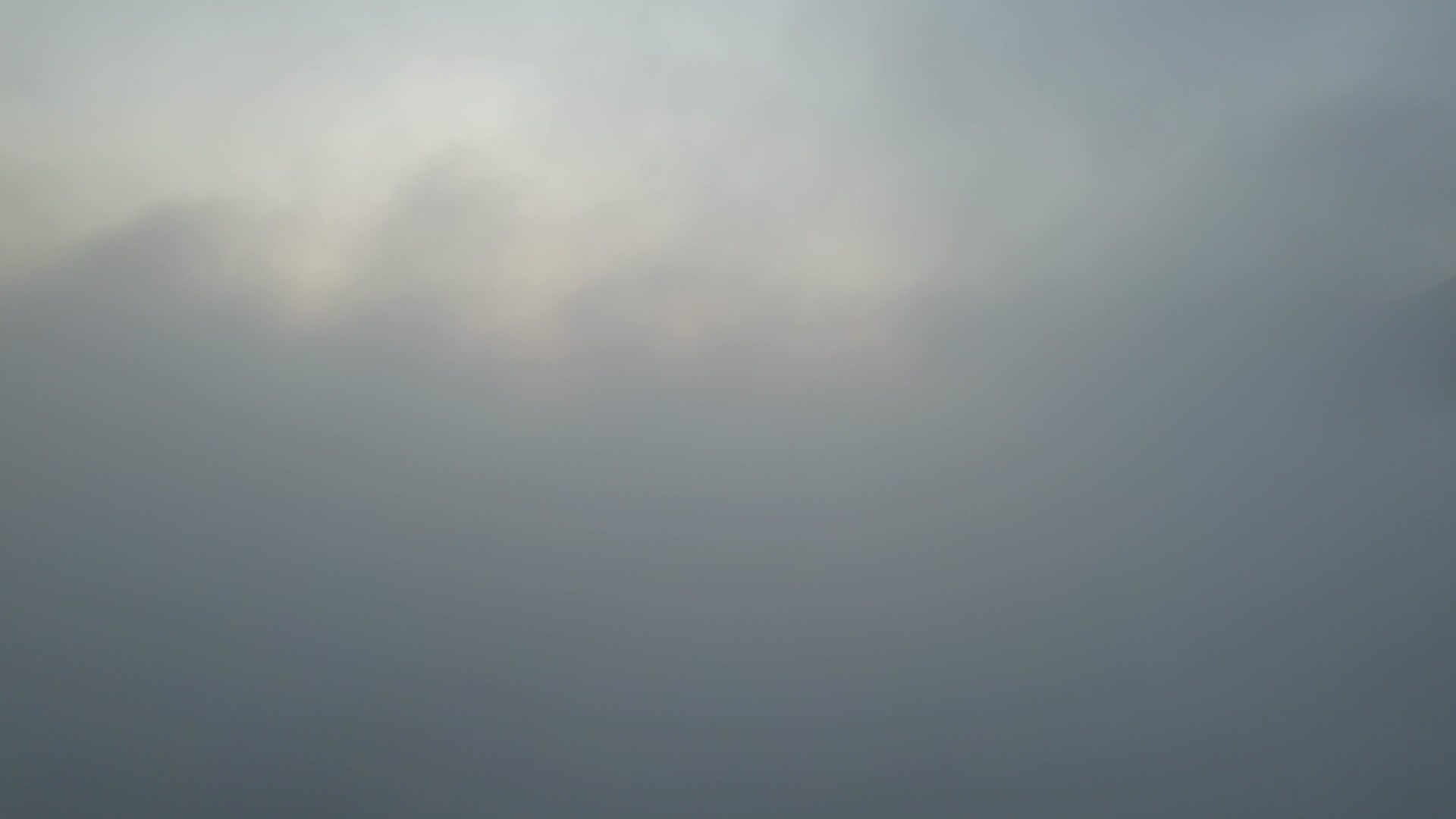 4K云雾爬升眺望长江三峡之颠云海航拍视频视频的预览图