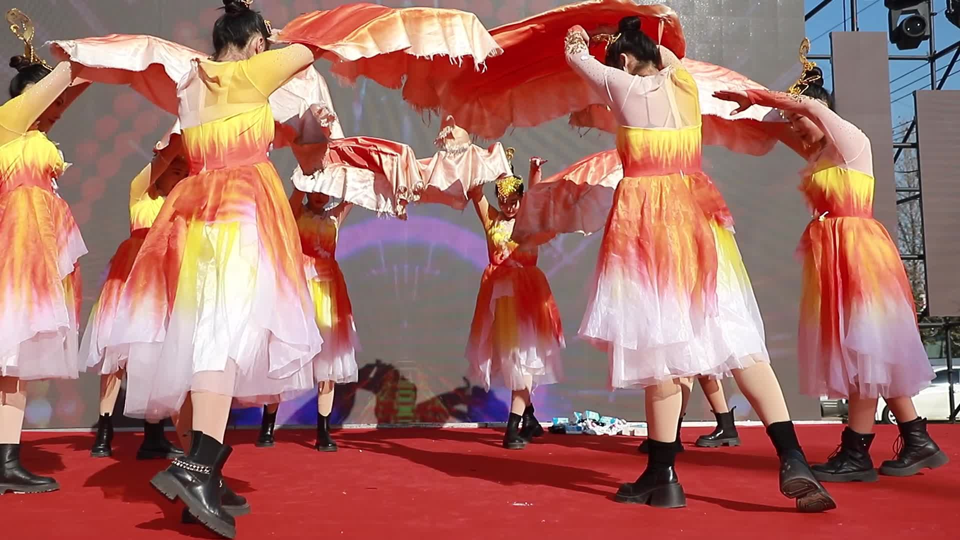 舞蹈唱歌歌手表演节目舞台开业庆典热闹氛围表演节目视频的预览图