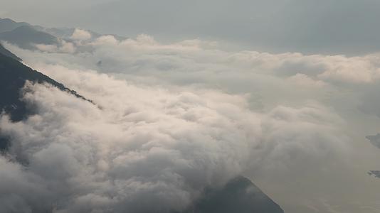 8K震撼山峰缭绕的云海卷动特写延时视频的预览图