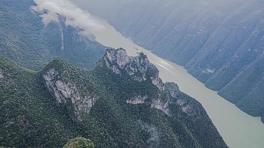 8K震撼巫峡神女峰4A景区云雾缭绕延时视频的预览图