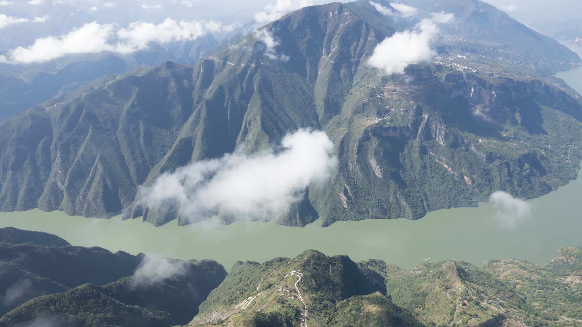 8K震撼长江三峡巫峡长江河道壮丽山河延时视频的预览图