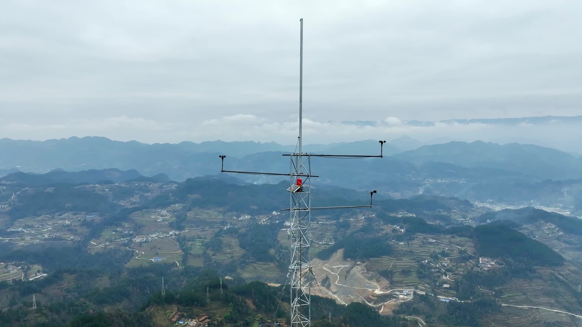 4K风电测风塔新能源风电山区高山视频的预览图