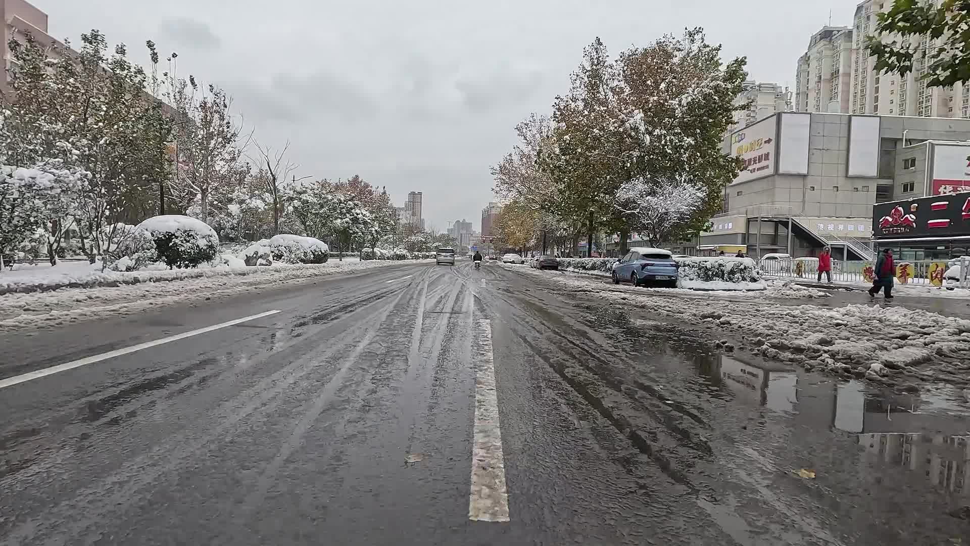 城市寒冬下雪马路实景视频的预览图