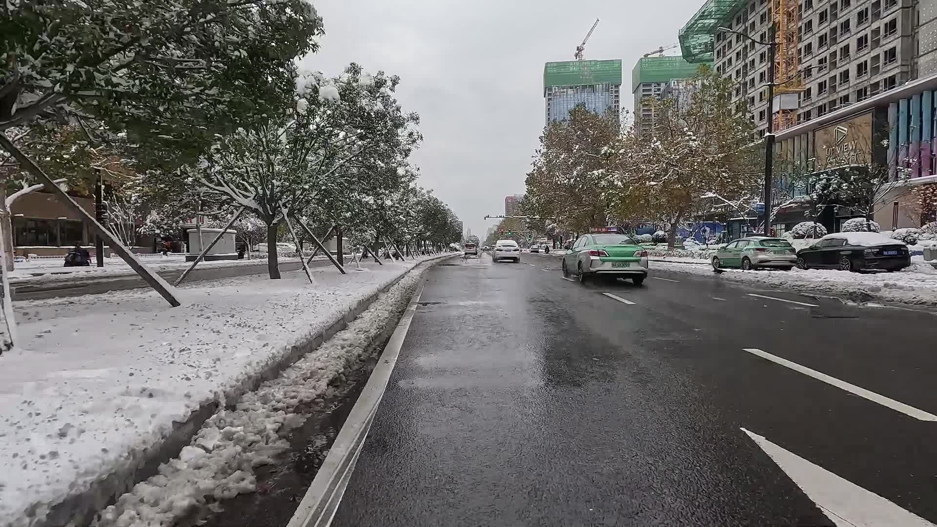 下雪后街道积雪泥泞道路视频的预览图