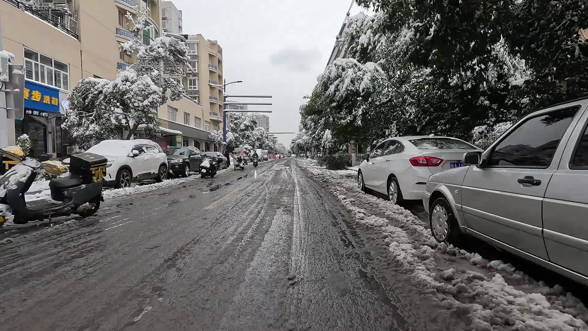 下雪城市街道建筑积雪视频的预览图