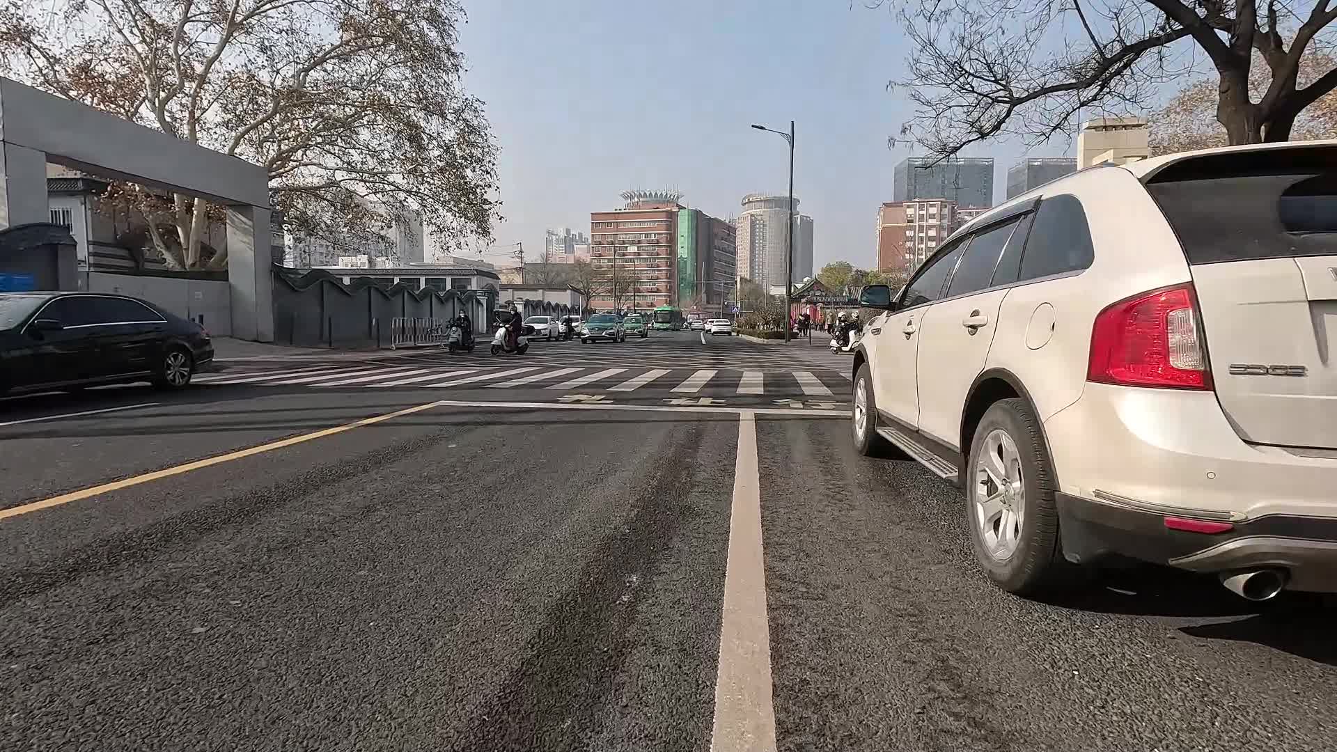 冬天城镇街道汽车行人电动车建筑市场视频的预览图