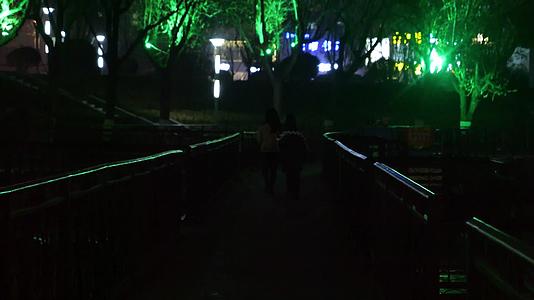 夜间行走的人晚上走路路边河边广场晚上走路行人夜色区域文化夜间视频的预览图