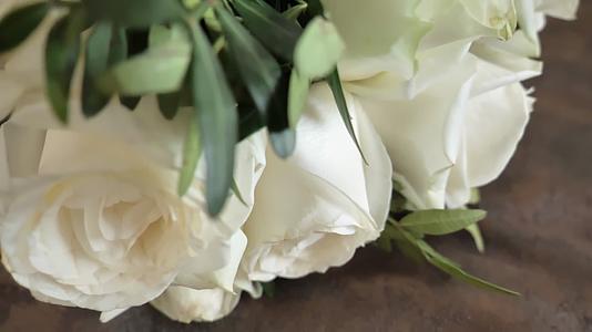 传统仪式婚礼当天新娘玫瑰花束视频的预览图