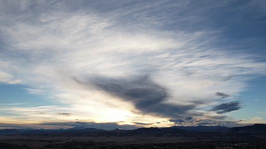 高山上天空云景日落自然风景视频的预览图