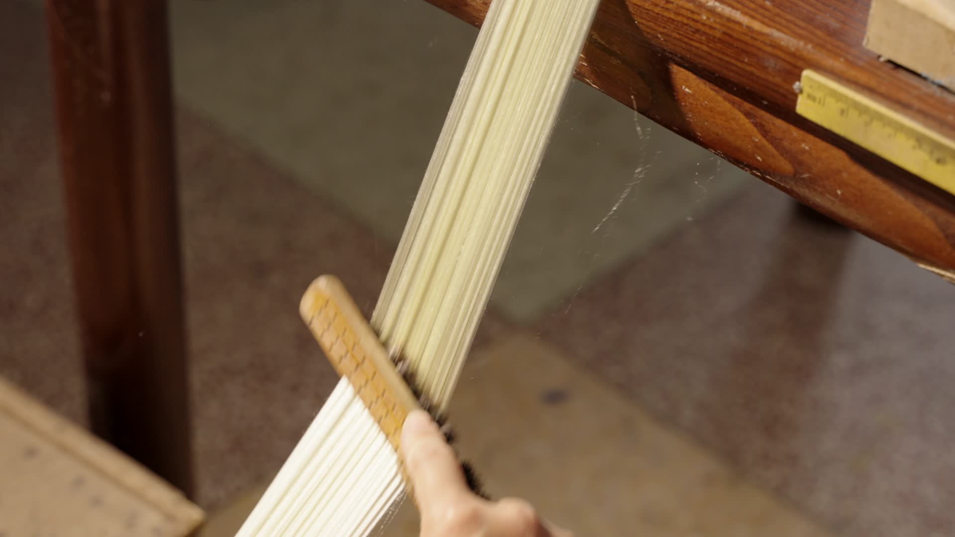 4K视频纺织匠心丝线拉丝工艺纪实视频的预览图