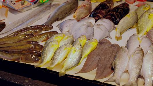 4K高清海鲜市场里的大黄鱼视频的预览图