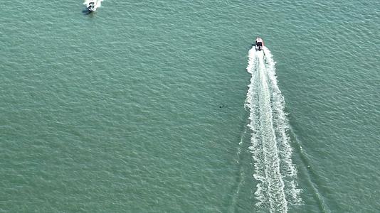 4K航拍船只交汇快艇的瞬间视频的预览图