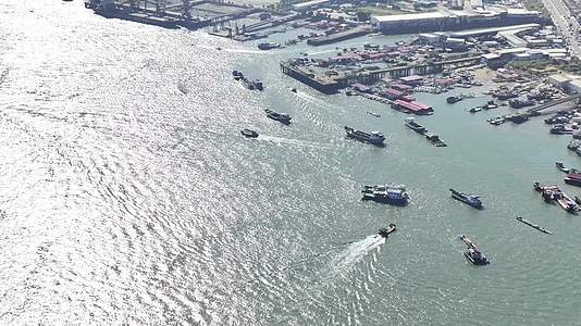 4K高清航拍海岛渔村码头的繁忙景象视频的预览图