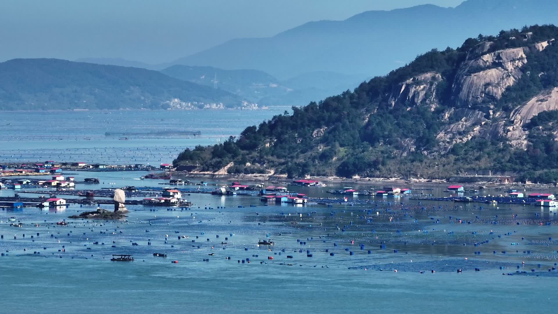 福建近海渔排航拍海岛渔业繁荣景象视频的预览图