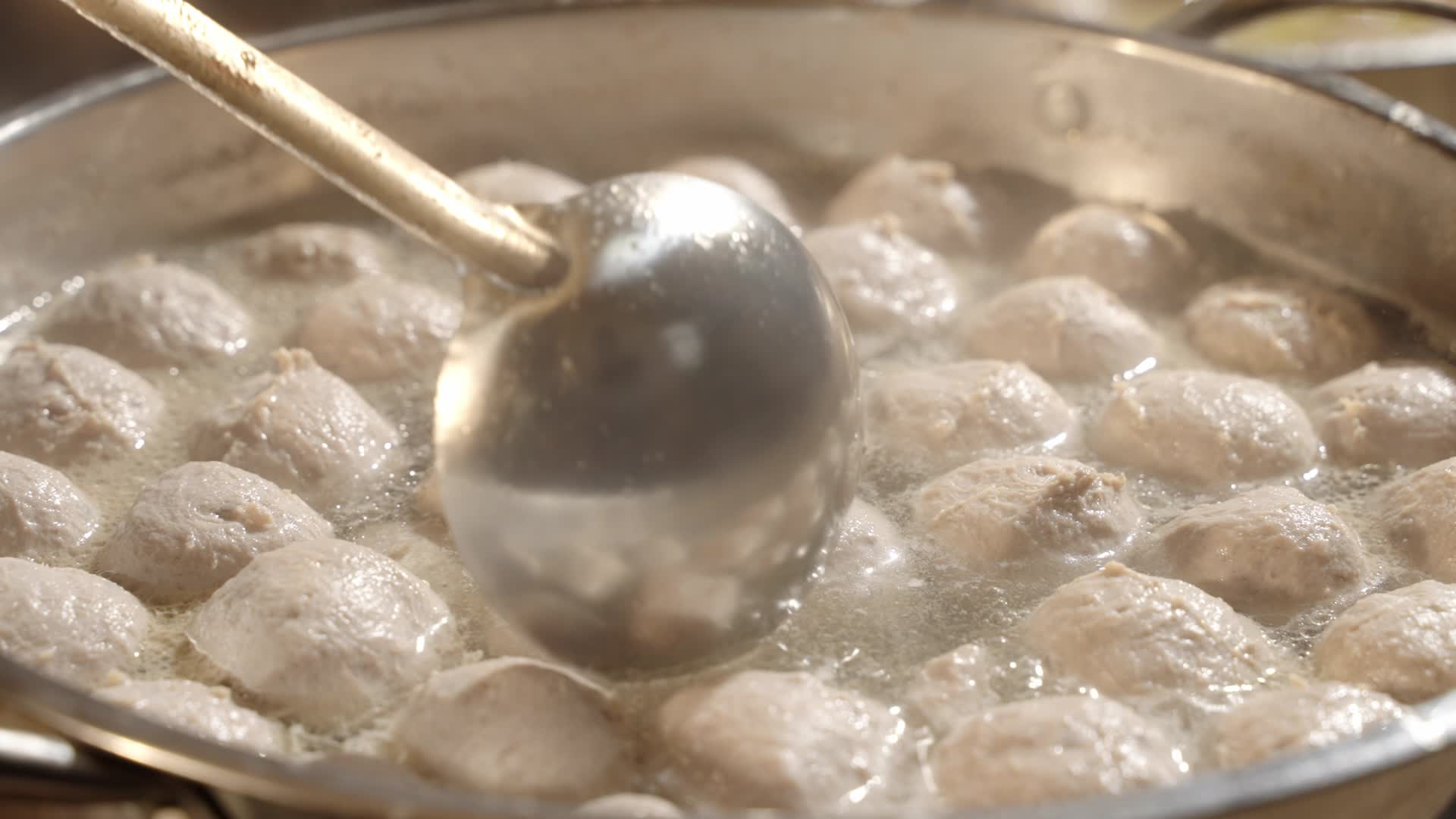 4K视频烹饪过程牛肉丸子水煮实景视频的预览图