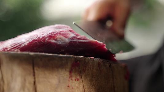 4K视频肉食加工牛肉切割技艺展示视频的预览图