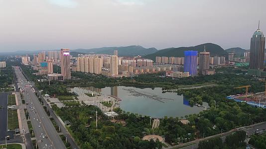 枣庄市政府驻地凤鸣湖风光视频的预览图