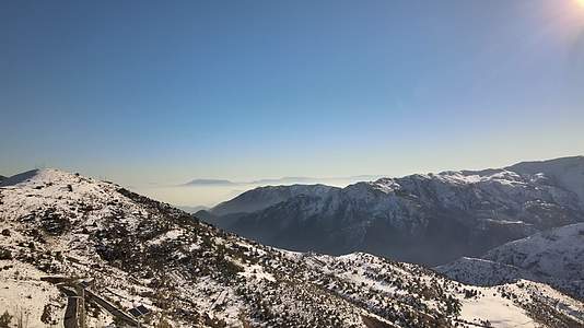 寒冷的雪山景观无人机拍摄视频的预览图