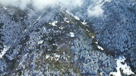 4K冬季山峰雪景自然风光航拍视频视频的预览图