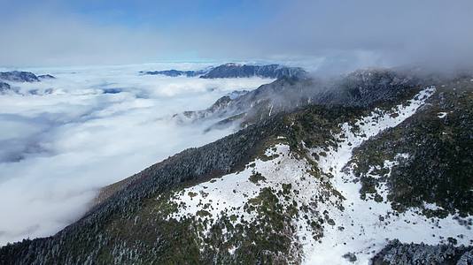 4K冬季山峰雪景云海壮丽河山航拍视频视频的预览图
