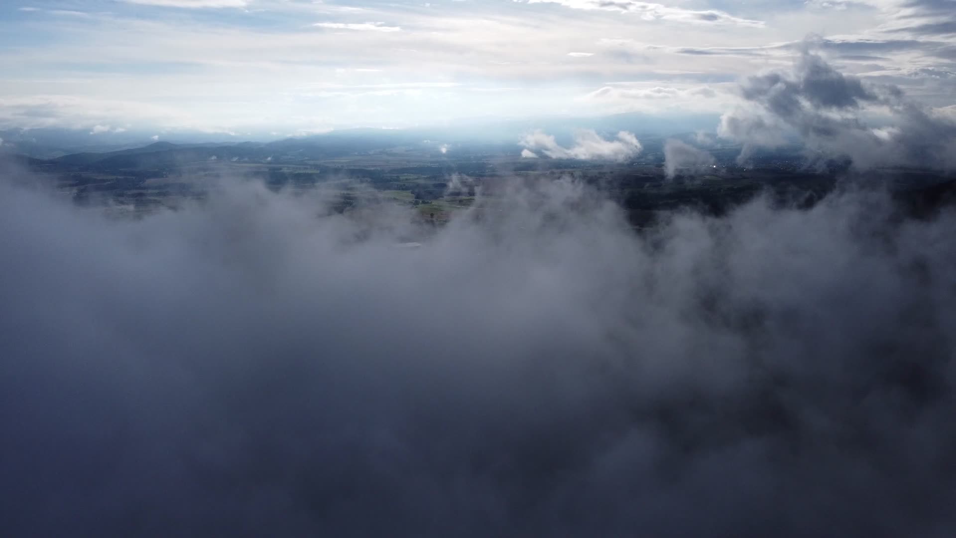 天空云雾飘扬景观无人机拍摄视频的预览图