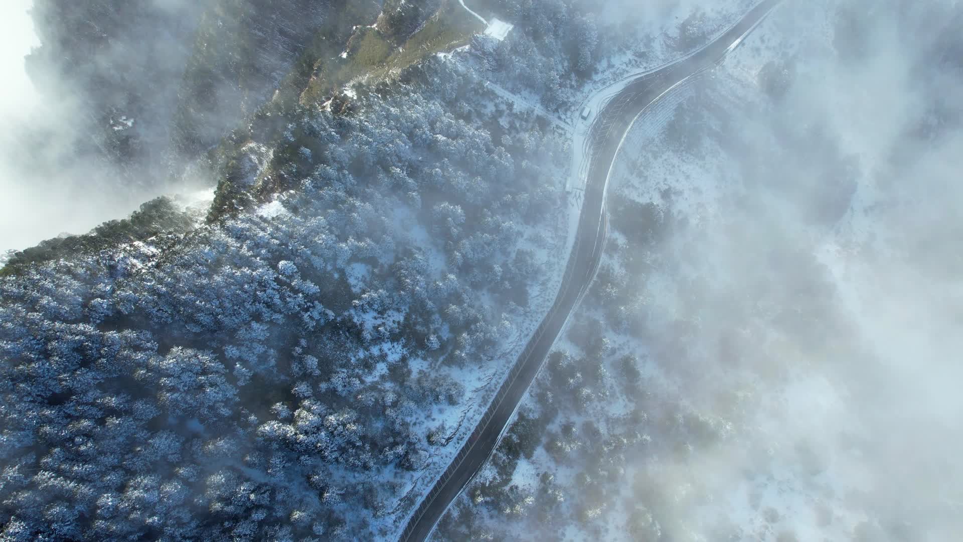 4K冬季山峰森林自然风光公路航拍视频视频的预览图