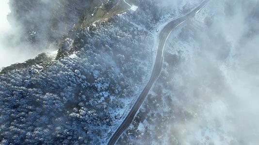 4K冬季山峰森林自然风光公路航拍视频视频的预览图