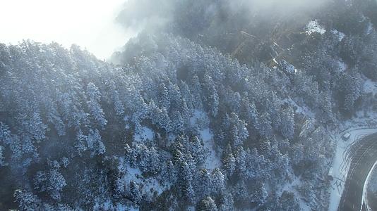 4K自然山峰冬天雪景航拍视频视频的预览图