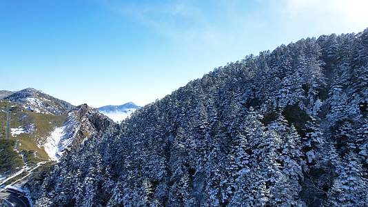 4K冬天山峰自然风光雪景视频的预览图