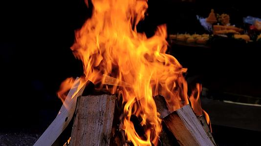 营地木头温暖的火焰视频的预览图