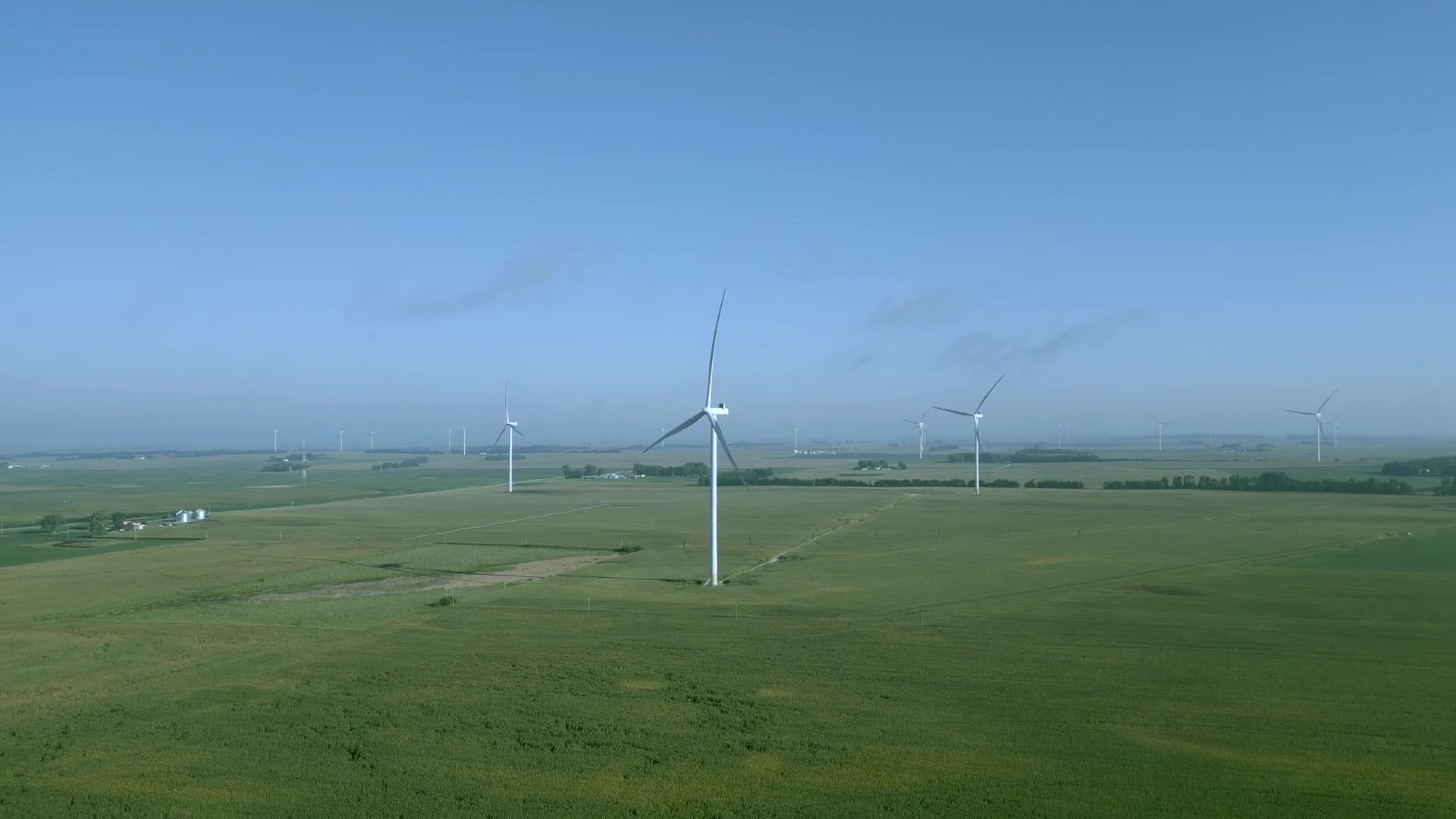 原野农场风车无人机拍摄视频的预览图