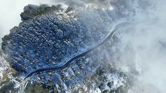 4K冬季山峰盘山公路森林雪景航拍视频视频的预览图