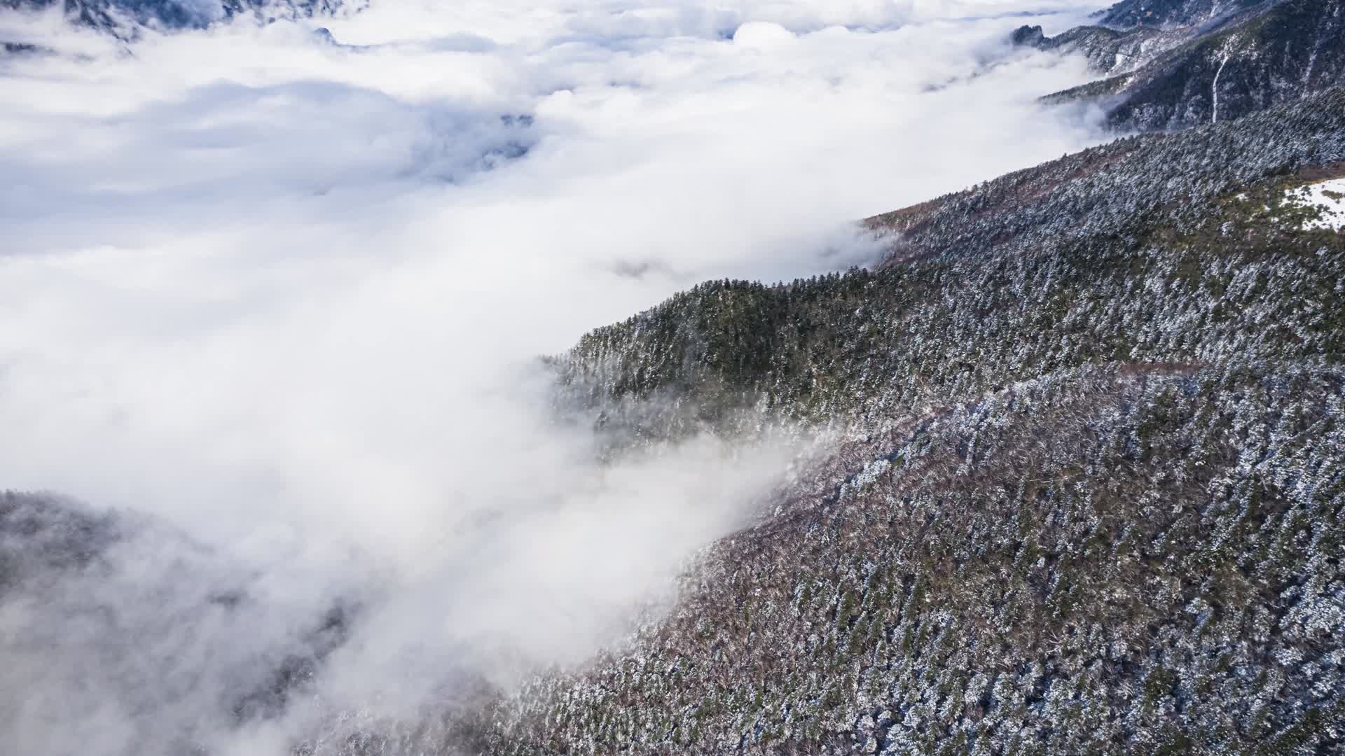 8K震撼山峰雪景云海大山自然风光延时视频的预览图