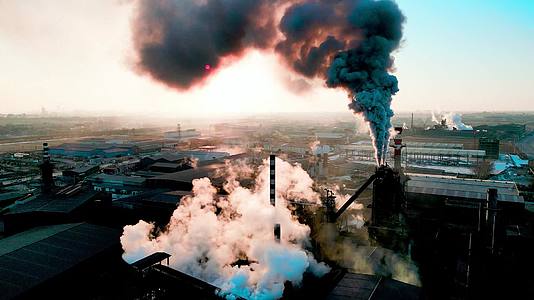 工厂污染热电站烟囱冒烟大气工业污染视频的预览图