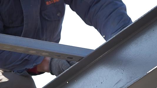 高空作业农民工电焊工人高空焊接技术工人焊工施工电焊工高空电焊慢镜头视频的预览图
