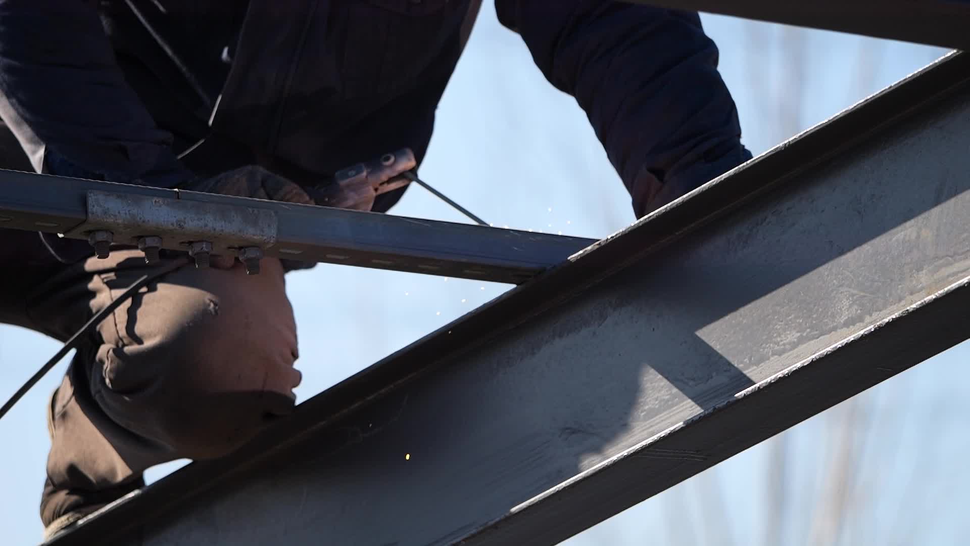 高空作业农民工电焊工人高空焊接技术工人焊工施工电焊工高空电焊慢镜头视频的预览图
