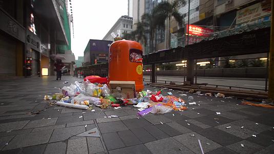 香港街头垃圾桶满溢视频的预览图