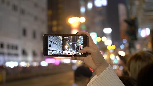 人们用智能手机拍摄游行视频的预览图