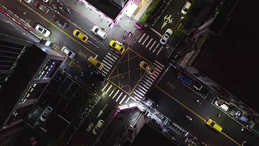 台北市夜间道路航拍视频的预览图